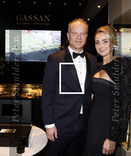 Amsterdam 9 december 2023
VIP dag van de luxury fair in de RAI. Dennis Bergkamp en zijn vrouw Henrita en dochters Estell ( zwanger) Saffron en Yasmin op de stand van Gassan Diamonds . presentatie gouden bankbiljet Dennis Bergkamp. david Bijlsma reikt het eerste exemplaar uit.