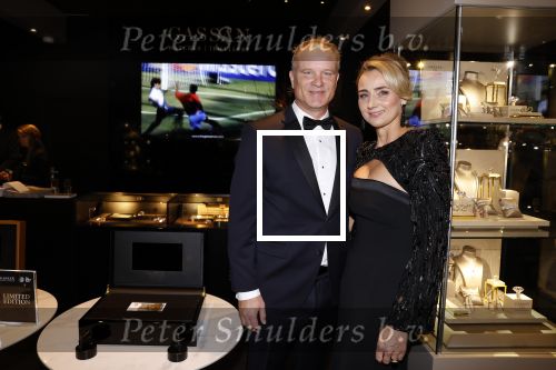 Amsterdam 9 december 2023
VIP dag van de luxury fair in de RAI. Dennis Bergkamp en zijn vrouw Henrita en dochters Estell ( zwanger) Saffron en Yasmin op de stand van Gassan Diamonds . presentatie gouden bankbiljet Dennis Bergkamp. david Bijlsma reikt het eerste exemplaar uit.