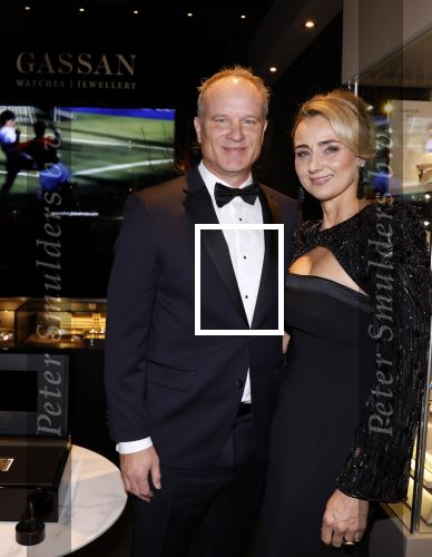 Amsterdam 9 december 2023
VIP dag van de luxury fair in de RAI. Dennis Bergkamp en zijn vrouw Henrita en dochters Estell ( zwanger) Saffron en Yasmin op de stand van Gassan Diamonds . presentatie gouden bankbiljet Dennis Bergkamp. david Bijlsma reikt het eerste exemplaar uit.