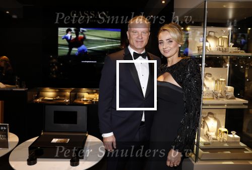 Amsterdam 9 december 2023
VIP dag van de luxury fair in de RAI. Dennis Bergkamp en zijn vrouw Henrita en dochters Estell ( zwanger) Saffron en Yasmin op de stand van Gassan Diamonds . presentatie gouden bankbiljet Dennis Bergkamp. david Bijlsma reikt het eerste exemplaar uit.