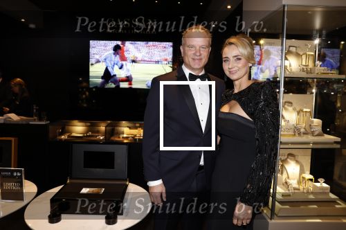 Amsterdam 9 december 2023
VIP dag van de luxury fair in de RAI. Dennis Bergkamp en zijn vrouw Henrita en dochters Estell ( zwanger) Saffron en Yasmin op de stand van Gassan Diamonds . presentatie gouden bankbiljet Dennis Bergkamp. david Bijlsma reikt het eerste exemplaar uit.