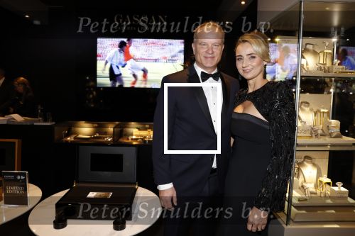 Amsterdam 9 december 2023
VIP dag van de luxury fair in de RAI. Dennis Bergkamp en zijn vrouw Henrita en dochters Estell ( zwanger) Saffron en Yasmin op de stand van Gassan Diamonds . presentatie gouden bankbiljet Dennis Bergkamp. david Bijlsma reikt het eerste exemplaar uit.