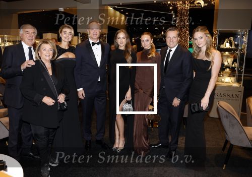 Amsterdam 9 december 2023
VIP dag van de luxury fair in de RAI. Dennis Bergkamp en zijn vrouw Henriette en dochters Estell ( zwanger) Saffron en Yasmin op de stand van Gassan Diamonds . presentatie gouden bankbiljet Dennis Bergkamp. david Bijlsma reikt het eerste exemplaar uit.