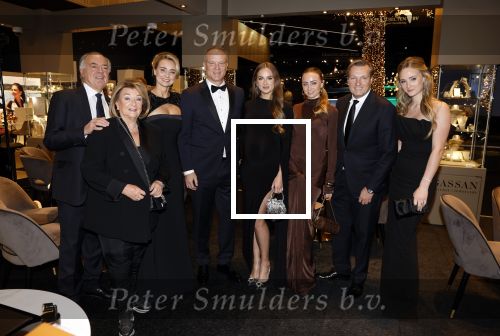 Amsterdam 9 december 2023
VIP dag van de luxury fair in de RAI. Dennis Bergkamp en zijn vrouw Henriette en dochters Estell ( zwanger) Saffron en Yasmin op de stand van Gassan Diamonds . presentatie gouden bankbiljet Dennis Bergkamp. david Bijlsma reikt het eerste exemplaar uit.
