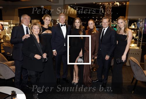Amsterdam 9 december 2023
VIP dag van de luxury fair in de RAI. Dennis Bergkamp en zijn vrouw Henriette en dochters Estell ( zwanger) Saffron en Yasmin op de stand van Gassan Diamonds . presentatie gouden bankbiljet Dennis Bergkamp. david Bijlsma reikt het eerste exemplaar uit.