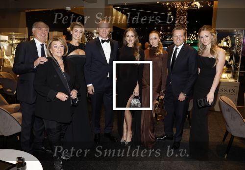 Amsterdam 9 december 2023
VIP dag van de luxury fair in de RAI. Dennis Bergkamp en zijn vrouw Henriette en dochters Estell ( zwanger) Saffron en Yasmin op de stand van Gassan Diamonds . presentatie gouden bankbiljet Dennis Bergkamp. david Bijlsma reikt het eerste exemplaar uit.