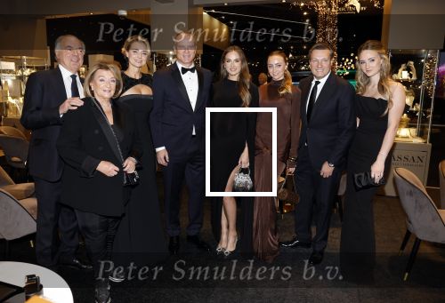 Amsterdam 9 december 2023
VIP dag van de luxury fair in de RAI. Dennis Bergkamp en zijn vrouw Henriette en dochters Estell ( zwanger) Saffron en Yasmin op de stand van Gassan Diamonds . presentatie gouden bankbiljet Dennis Bergkamp. david Bijlsma reikt het eerste exemplaar uit.