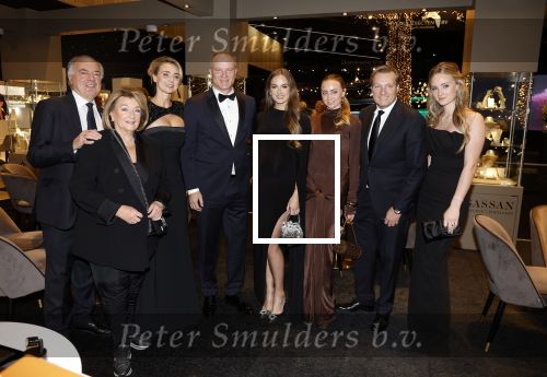 Amsterdam 9 december 2023
VIP dag van de luxury fair in de RAI. Dennis Bergkamp en zijn vrouw Henriette en dochters Estell ( zwanger) Saffron en Yasmin op de stand van Gassan Diamonds . presentatie gouden bankbiljet Dennis Bergkamp. david Bijlsma reikt het eerste exemplaar uit.