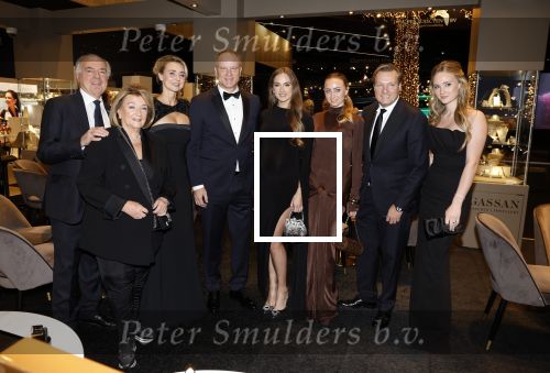 Amsterdam 9 december 2023
VIP dag van de luxury fair in de RAI. Dennis Bergkamp en zijn vrouw Henriette en dochters Estell ( zwanger) Saffron en Yasmin op de stand van Gassan Diamonds . presentatie gouden bankbiljet Dennis Bergkamp. david Bijlsma reikt het eerste exemplaar uit.