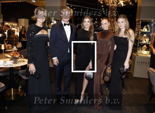 Amsterdam 9 december 2023
VIP dag van de luxury fair in de RAI. Dennis Bergkamp en zijn vrouw Henriette en dochters Estell ( zwanger) Saffron en Yasmin op de stand van Gassan Diamonds . presentatie gouden bankbiljet Dennis Bergkamp. david Bijlsma reikt het eerste exemplaar uit.