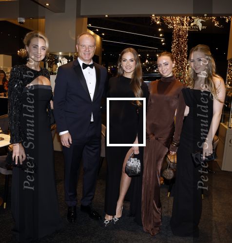 Amsterdam 9 december 2023
VIP dag van de luxury fair in de RAI. Dennis Bergkamp en zijn vrouw Henriette en dochters Estell ( zwanger) Saffron en Yasmin op de stand van Gassan Diamonds . presentatie gouden bankbiljet Dennis Bergkamp. david Bijlsma reikt het eerste exemplaar uit.