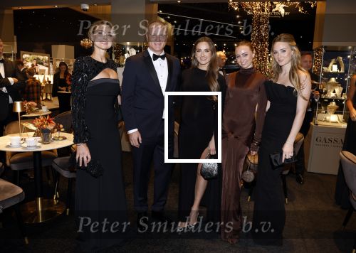 Amsterdam 9 december 2023
VIP dag van de luxury fair in de RAI. Dennis Bergkamp en zijn vrouw Henriette en dochters Estell ( zwanger) Saffron en Yasmin op de stand van Gassan Diamonds . presentatie gouden bankbiljet Dennis Bergkamp. david Bijlsma reikt het eerste exemplaar uit.