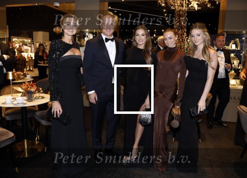 Amsterdam 9 december 2023
VIP dag van de luxury fair in de RAI. Dennis Bergkamp en zijn vrouw Henriette en dochters Estell ( zwanger) Saffron en Yasmin op de stand van Gassan Diamonds . presentatie gouden bankbiljet Dennis Bergkamp. david Bijlsma reikt het eerste exemplaar uit.