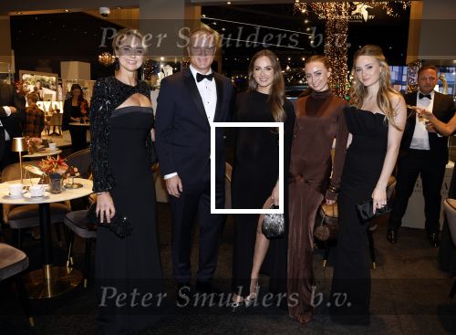 Amsterdam 9 december 2023
VIP dag van de luxury fair in de RAI. Dennis Bergkamp en zijn vrouw Henriette en dochters Estell ( zwanger) Saffron en Yasmin op de stand van Gassan Diamonds . presentatie gouden bankbiljet Dennis Bergkamp. david Bijlsma reikt het eerste exemplaar uit.