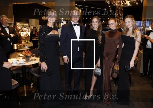 Amsterdam 9 december 2023
VIP dag van de luxury fair in de RAI. Dennis Bergkamp en zijn vrouw Henriette en dochters Estell ( zwanger) Saffron en Yasmin op de stand van Gassan Diamonds . presentatie gouden bankbiljet Dennis Bergkamp. david Bijlsma reikt het eerste exemplaar uit.