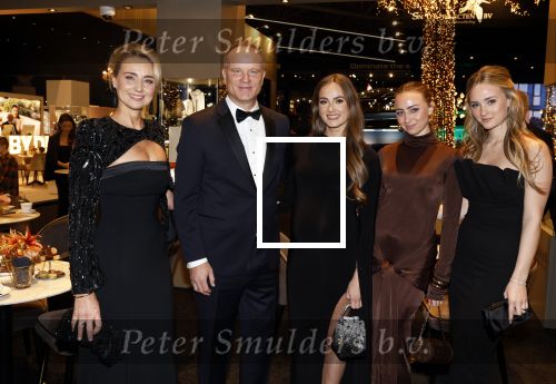 Amsterdam 9 december 2023
VIP dag van de luxury fair in de RAI. Dennis Bergkamp en zijn vrouw Henriette en dochters Estell ( zwanger) Saffron en Yasmin op de stand van Gassan Diamonds . presentatie gouden bankbiljet Dennis Bergkamp. david Bijlsma reikt het eerste exemplaar uit.