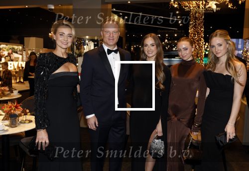 Amsterdam 9 december 2023
VIP dag van de luxury fair in de RAI. Dennis Bergkamp en zijn vrouw Henriette en dochters Estell ( zwanger) Saffron en Yasmin op de stand van Gassan Diamonds . presentatie gouden bankbiljet Dennis Bergkamp. david Bijlsma reikt het eerste exemplaar uit.
