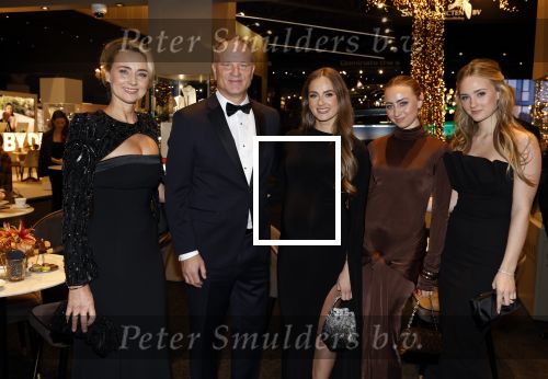 Amsterdam 9 december 2023
VIP dag van de luxury fair in de RAI. Dennis Bergkamp en zijn vrouw Henriette en dochters Estell ( zwanger) Saffron en Yasmin op de stand van Gassan Diamonds . presentatie gouden bankbiljet Dennis Bergkamp. david Bijlsma reikt het eerste exemplaar uit.
