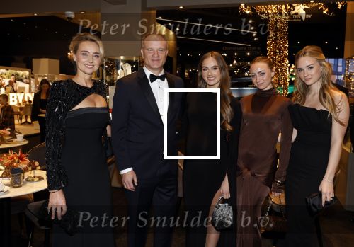 Amsterdam 9 december 2023
VIP dag van de luxury fair in de RAI. Dennis Bergkamp en zijn vrouw Henriette en dochters Estell ( zwanger) Saffron en Yasmin op de stand van Gassan Diamonds . presentatie gouden bankbiljet Dennis Bergkamp. david Bijlsma reikt het eerste exemplaar uit.