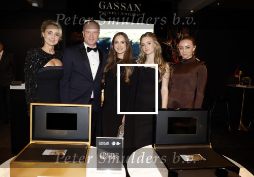 Amsterdam 9 december 2023
VIP dag van de luxury fair in de RAI. Dennis Bergkamp en zijn vrouw Henriette en dochters Estell ( zwanger) Saffron en Yasmin op de stand van Gassan Diamonds . presentatie gouden bankbiljet Dennis Bergkamp. david Bijlsma reikt het eerste exemplaar uit.
