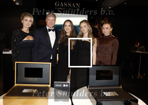 Amsterdam 9 december 2023
VIP dag van de luxury fair in de RAI. Dennis Bergkamp en zijn vrouw Henriette en dochters Estell ( zwanger) Saffron en Yasmin op de stand van Gassan Diamonds . presentatie gouden bankbiljet Dennis Bergkamp. david Bijlsma reikt het eerste exemplaar uit.