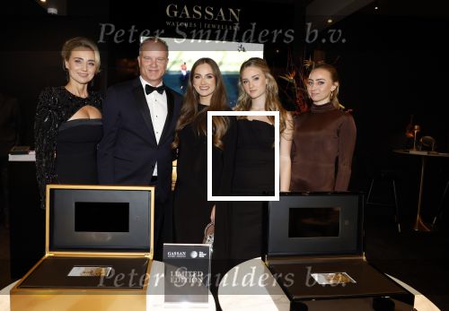 Amsterdam 9 december 2023
VIP dag van de luxury fair in de RAI. Dennis Bergkamp en zijn vrouw Henriette en dochters Estell ( zwanger) Saffron en Yasmin op de stand van Gassan Diamonds . presentatie gouden bankbiljet Dennis Bergkamp. david Bijlsma reikt het eerste exemplaar uit.