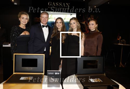 Amsterdam 9 december 2023
VIP dag van de luxury fair in de RAI. Dennis Bergkamp en zijn vrouw Henriette en dochters Estell ( zwanger) Saffron en Yasmin op de stand van Gassan Diamonds . presentatie gouden bankbiljet Dennis Bergkamp. david Bijlsma reikt het eerste exemplaar uit.
