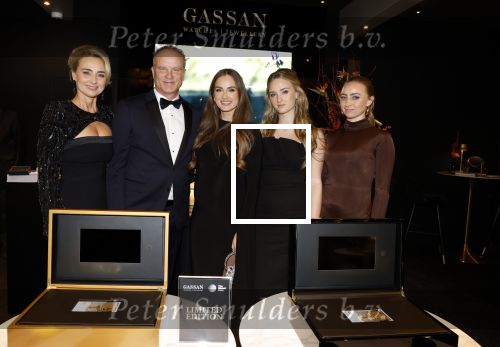 Amsterdam 9 december 2023
VIP dag van de luxury fair in de RAI. Dennis Bergkamp en zijn vrouw Henriette en dochters Estell ( zwanger) Saffron en Yasmin op de stand van Gassan Diamonds . presentatie gouden bankbiljet Dennis Bergkamp. david Bijlsma reikt het eerste exemplaar uit.