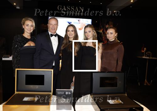 Amsterdam 9 december 2023
VIP dag van de luxury fair in de RAI. Dennis Bergkamp en zijn vrouw Henriette en dochters Estell ( zwanger) Saffron en Yasmin op de stand van Gassan Diamonds . presentatie gouden bankbiljet Dennis Bergkamp. david Bijlsma reikt het eerste exemplaar uit.