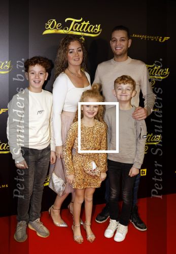 Amsterdam 12 december 2023
Premiere de tata\'s in Tuschinski.
Chahid Charrak ( Dutch Performante) met vrouw en kinderen