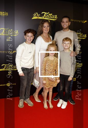 Amsterdam 12 december 2023
Premiere de tata\'s in Tuschinski.
Chahid Charrak ( Dutch Performante) met vrouw en kinderen