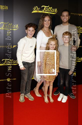 Amsterdam 12 december 2023
Premiere de tata\'s in Tuschinski.
Chahid Charrak ( Dutch Performante) met vrouw en kinderen