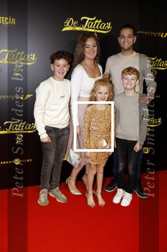 Amsterdam 12 december 2023
Premiere de tata\'s in Tuschinski.
Chahid Charrak ( Dutch Performante) met vrouw en kinderen