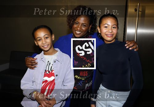 Amsterdam 2 december 2023
Premiere vogelvlucht in Pathe arena .
Edsilia Robley en haar dochter Imaani Oosterhuis en dochter Aisa Lynn Oosterhuis .
