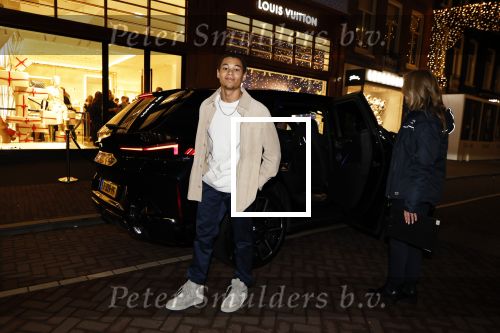 Amsterdam 14 december 2023
Opening van de nieuwe Louis Vuitton winkel op de pc Hooftstraat.
Alle gasten werden met luxe BMW \'s gebracht. Eliyha Altena