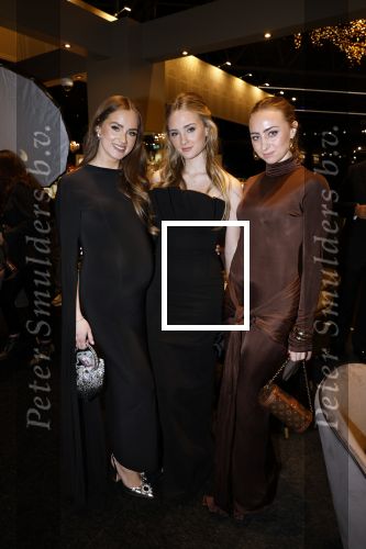 Amsterdam 9 december 2023
VIP dag van de luxury fair in de RAI. Dennis Bergkamp en zijn vrouw Henriette en dochters Estelle ( zwanger) Saffron en Yasmin op de stand van Gassan Diamonds . presentatie gouden bankbiljet Dennis Bergkamp. david Bijlsma reikt het eerste exemplaar uit.