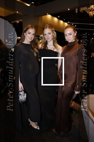 Amsterdam 9 december 2023
VIP dag van de luxury fair in de RAI. Dennis Bergkamp en zijn vrouw Henriette en dochters Estelle ( zwanger) Saffron en Yasmin op de stand van Gassan Diamonds . presentatie gouden bankbiljet Dennis Bergkamp. david Bijlsma reikt het eerste exemplaar uit.