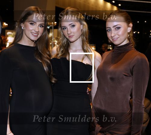 Amsterdam 9 december 2023
VIP dag van de luxury fair in de RAI. Dennis Bergkamp en zijn vrouw Henriette en dochters Estelle ( zwanger) Saffron en Yasmin op de stand van Gassan Diamonds . presentatie gouden bankbiljet Dennis Bergkamp. david Bijlsma reikt het eerste exemplaar uit.
