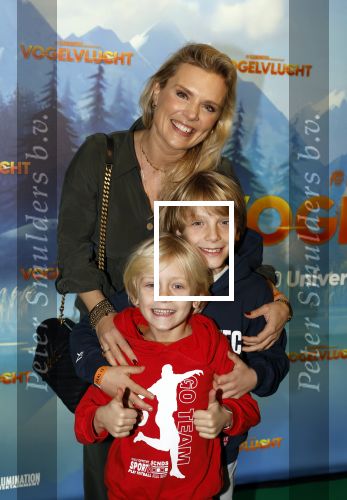 Amsterdam 2 december 2023
Premiere vogelvlucht in Pathe arena .
De cast met oa Floris Gobel Edsilia Rombley Linda Wagemakers Rayen Panday Posy Bakkum Imaani Oosterhuis Karin Bloemen en Thomas Koekkoek. Eveline Stallaart met zoons