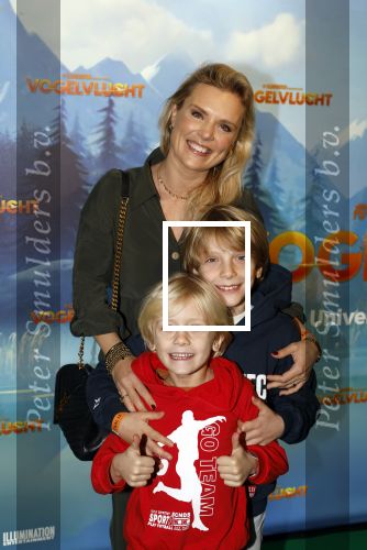 Amsterdam 2 december 2023
Premiere vogelvlucht in Pathe arena .
De cast met oa Floris Gobel Edsilia Rombley Linda Wagemakers Rayen Panday Posy Bakkum Imaani Oosterhuis Karin Bloemen en Thomas Koekkoek. Eveline Stallaart met zoons