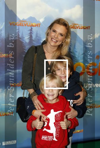 Amsterdam 2 december 2023
Premiere vogelvlucht in Pathe arena .
De cast met oa Floris Gobel Edsilia Rombley Linda Wagemakers Rayen Panday Posy Bakkum Imaani Oosterhuis Karin Bloemen en Thomas Koekkoek. Eveline Stallaart met zoons