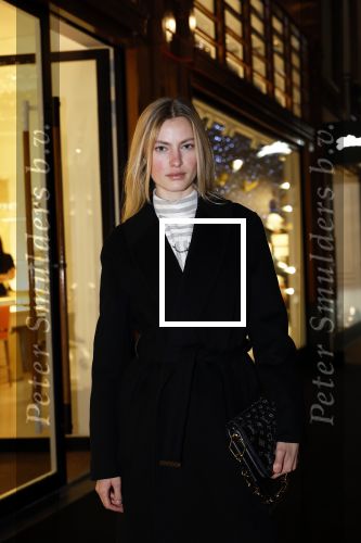Amsterdam 14 december 2023
Opening van de nieuwe Louis Vuitton winkel op de pc Hooftstraat.
Alle gasten werden met luxe BMW \'s gebracht. Felice Nova Noordhoff kwam met haar moeder