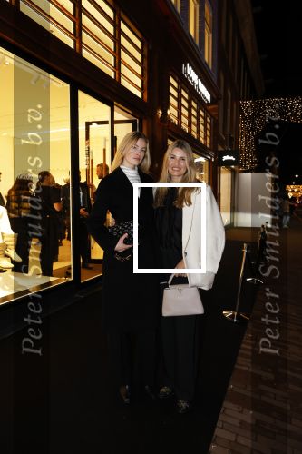 Amsterdam 14 december 2023
Opening van de nieuwe Louis Vuitton winkel op de pc Hooftstraat.
Alle gasten werden met luxe BMW \'s gebracht. Felice Nova Noordhoff kwam met haar moeder