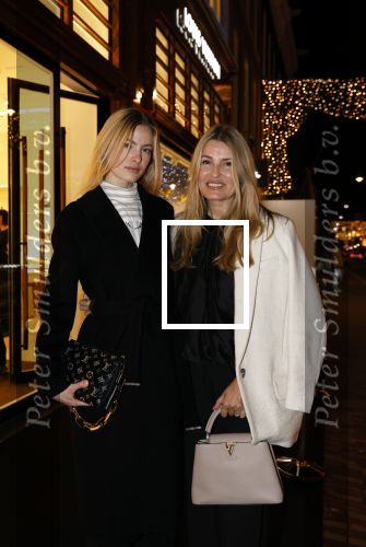 Amsterdam 14 december 2023
Opening van de nieuwe Louis Vuitton winkel op de pc Hooftstraat.
Alle gasten werden met luxe BMW \'s gebracht. Felice Nova Noordhoff kwam met haar moeder
