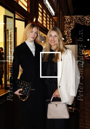 Amsterdam 14 december 2023
Opening van de nieuwe Louis Vuitton winkel op de pc Hooftstraat.
Alle gasten werden met luxe BMW \'s gebracht. Felice Nova Noordhoff kwam met haar moeder