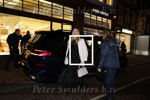 Amsterdam 14 december 2023
Opening van de nieuwe Louis Vuitton winkel op de pc Hooftstraat.
Alle gasten werden met luxe BMW \'s gebracht. Felice Nova Noordhoff haar moeder