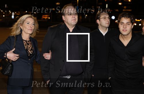 Rotterdam 30 december 2023
Surprise feestje voor Frans Bauer zijn 50e verjaardag in Ahoy. Frans Kwam met zijn vrouw Mariska Bauer en hun zonen Christiaan Frans Jr Lucas en Jan . Frans werd heel emotioneel toen hij aan kwam . In het circus werd er opgetreden door oa Patty Brard Thomas Berge en Emiel Hartkamp.