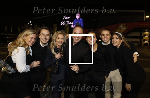 Rotterdam 30 december 2023
Surprise feestje voor Frans Bauer zijn 50e verjaardag in Ahoy. Frans Kwam met zijn vrouw Mariska Bauer en hun zonen Christiaan Frans Jr Lucas en Jan . Frans werd heel emotioneel toen hij aan kwam . In het circus werd er opgetreden door oa Patty Brard Thomas Berge en Emiel Hartkamp.