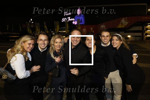 Rotterdam 30 december 2023
Surprise feestje voor Frans Bauer zijn 50e verjaardag in Ahoy. Frans Kwam met zijn vrouw Mariska Bauer en hun zonen Christiaan Frans Jr Lucas en Jan . Frans werd heel emotioneel toen hij aan kwam . In het circus werd er opgetreden door oa Patty Brard Thomas Berge en Emiel Hartkamp.