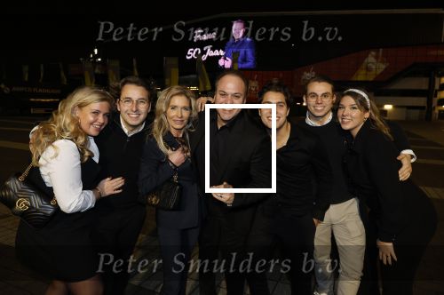 Rotterdam 30 december 2023
Surprise feestje voor Frans Bauer zijn 50e verjaardag in Ahoy. Frans Kwam met zijn vrouw Mariska Bauer en hun zonen Christiaan Frans Jr Lucas en Jan . Frans werd heel emotioneel toen hij aan kwam . In het circus werd er opgetreden door oa Patty Brard Thomas Berge en Emiel Hartkamp.